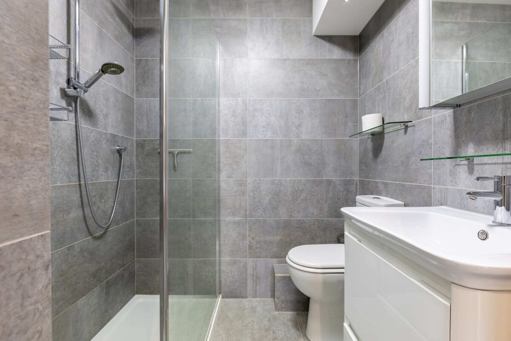 Elegant 2BD Flat 5 Mins to Kensington Gardens!