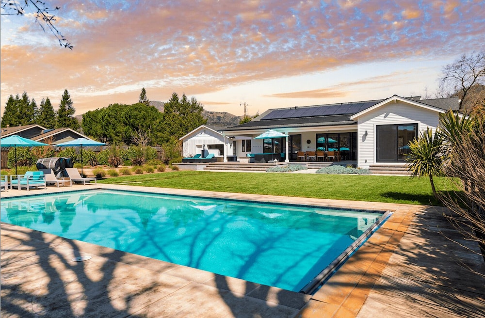 Luxe, Pool, Spa, Fire Pit, Game Room, Piano Sonoma Pool Retreat by Avantstay