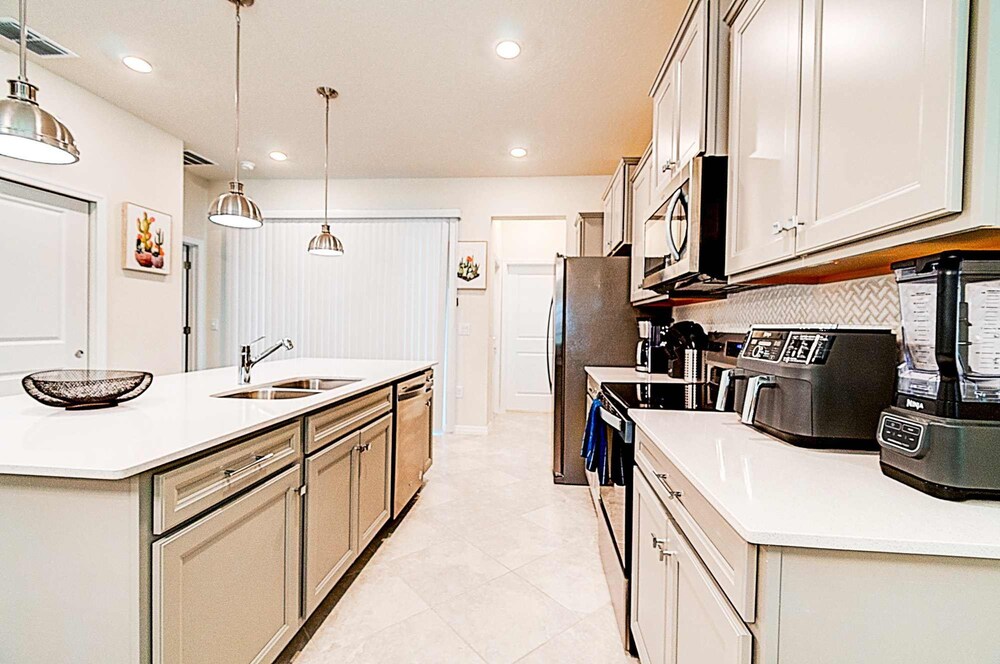 15976 Spacious Charming Family Getaway