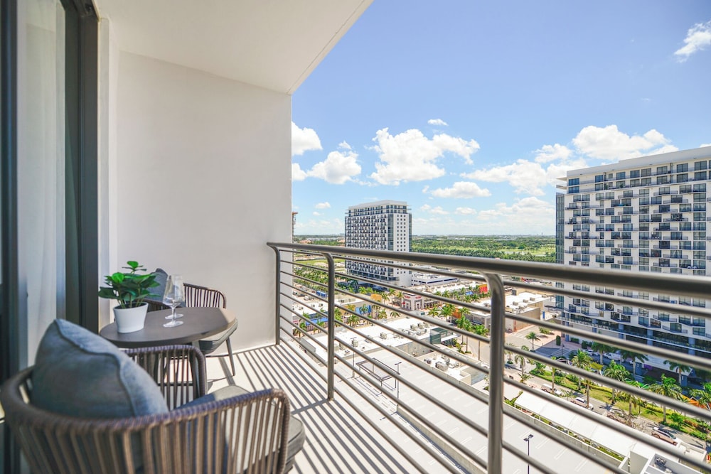 Downtown Doral Condo w-Free Parking