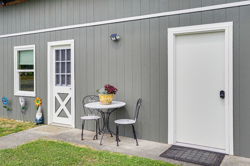 9 Acres, Pick Your Own Apples: Cabin in Arlington!