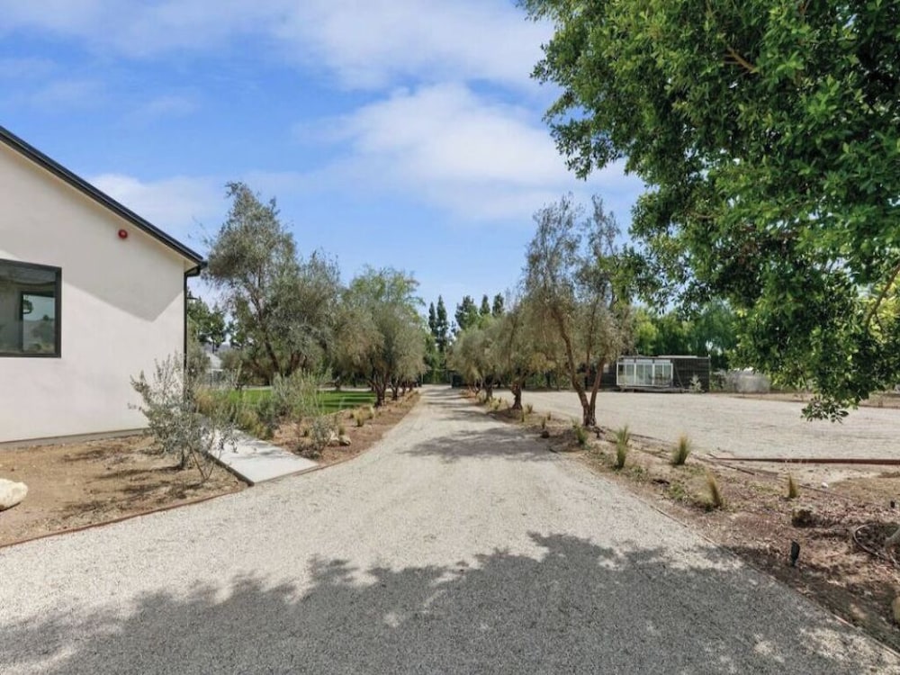 Lechusa - Secluded Creative Compound: Luxury 2-acre Estate w/ Studio & Pool