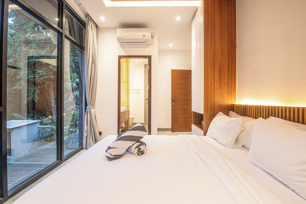 Elegant 5BR Canggu Villa 400m to Pristine Beach