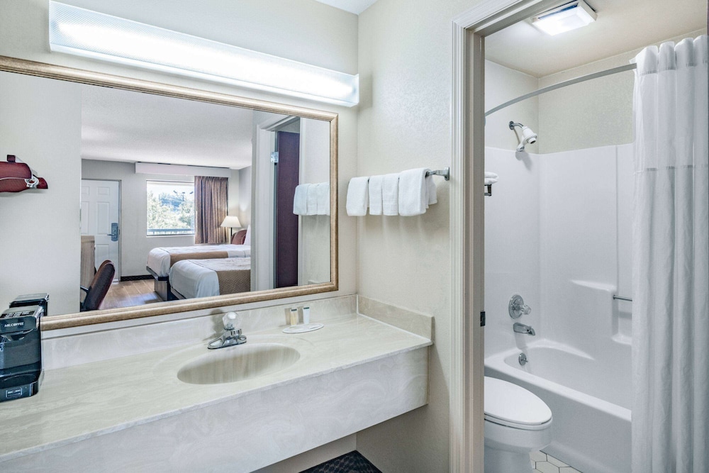 Days Inn by Wyndham Macon I-475 view 5