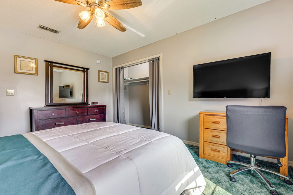 BBQ Ready: Hawthorne Home w/ Screened-in Patio