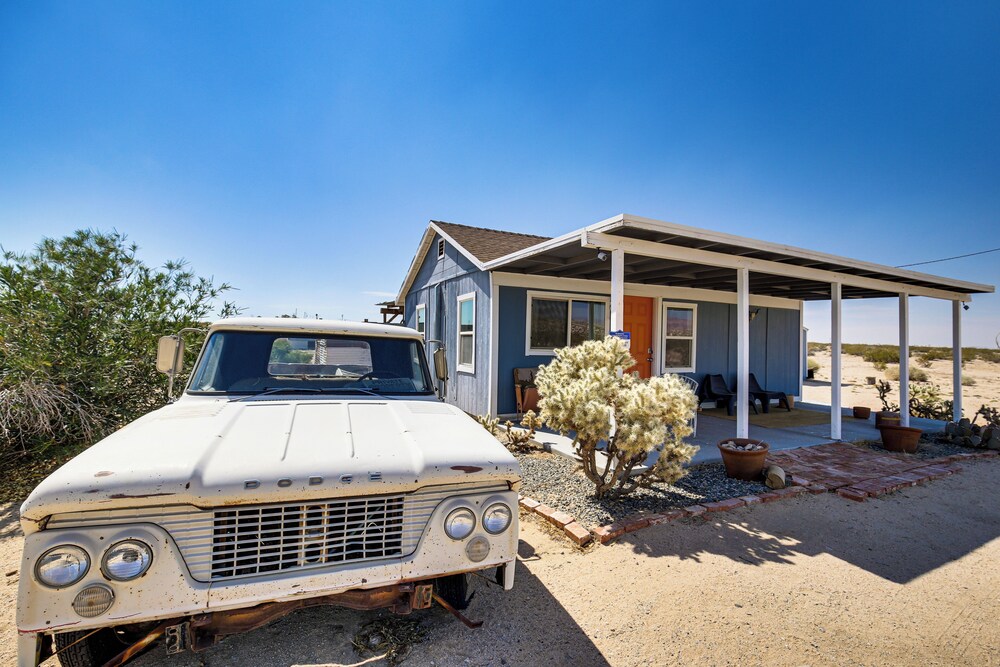 Boho Bungalow w/ Hot Tub: 16 Mi to Joshua Tree NP