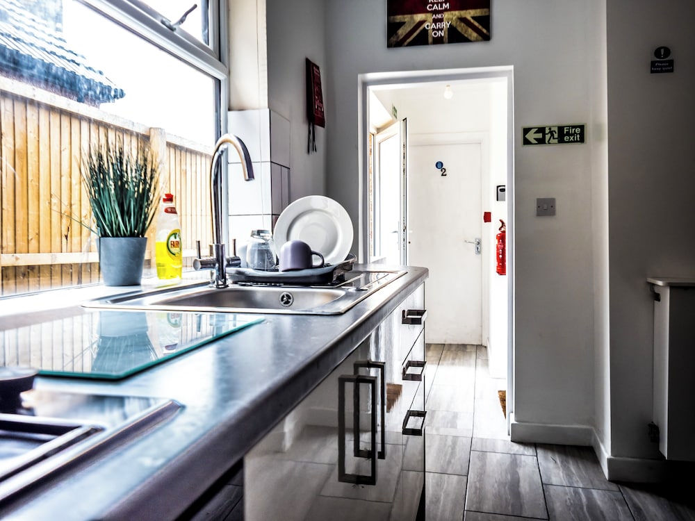 Ensuite1 Woodhouse private bath 2kitchen