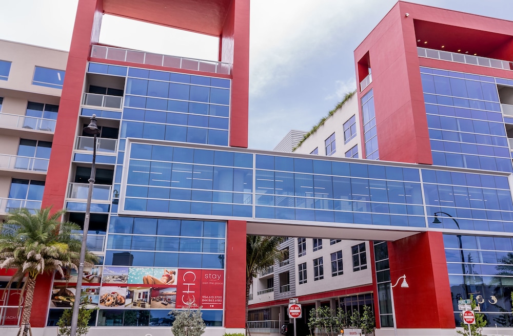 CH Deluxe Apartments  by MDR