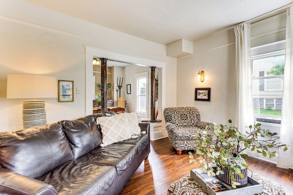 Walk to Downtown: Historic Guthrie Home on Mansur