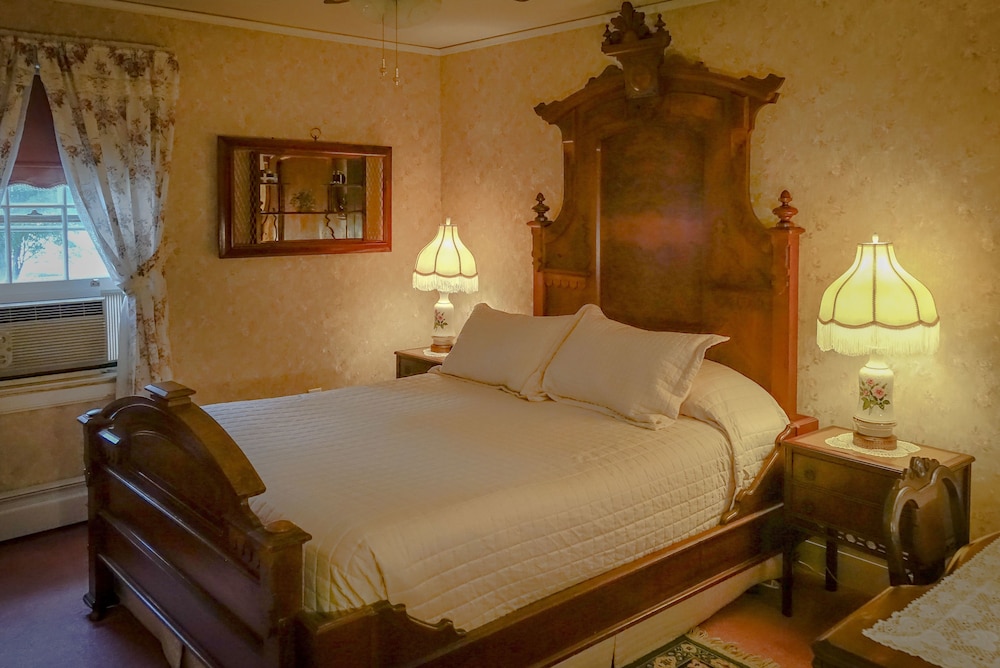 Maple Springs Lake Side Inn