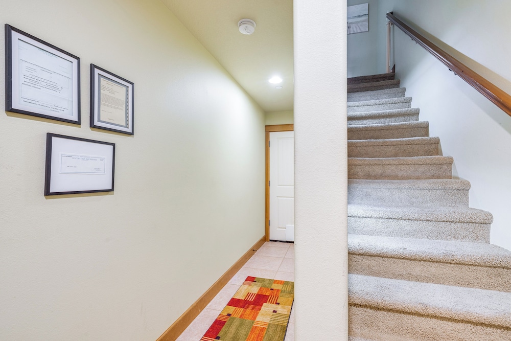 Walk to Lincoln City Beach: Townhome w/ Balconies!