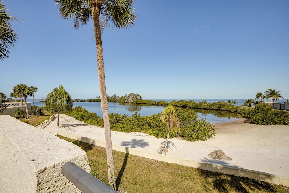 Pool Access & Waterfront Balcony: Hudson Condo!