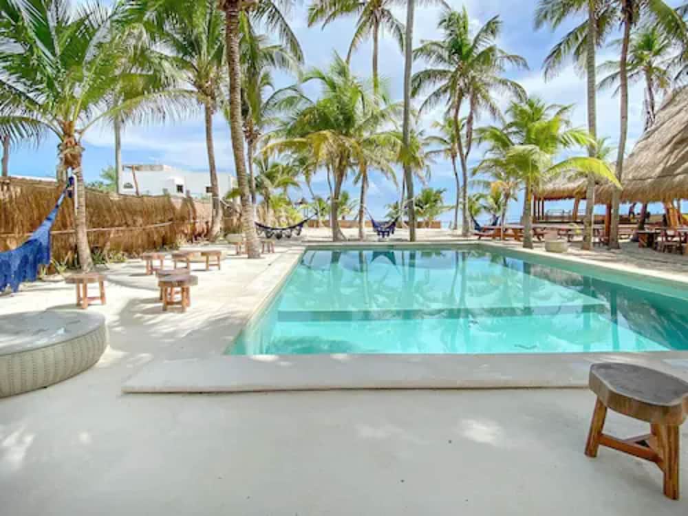 Hotel Selina Poc Na Isla Mujeres - Image 1