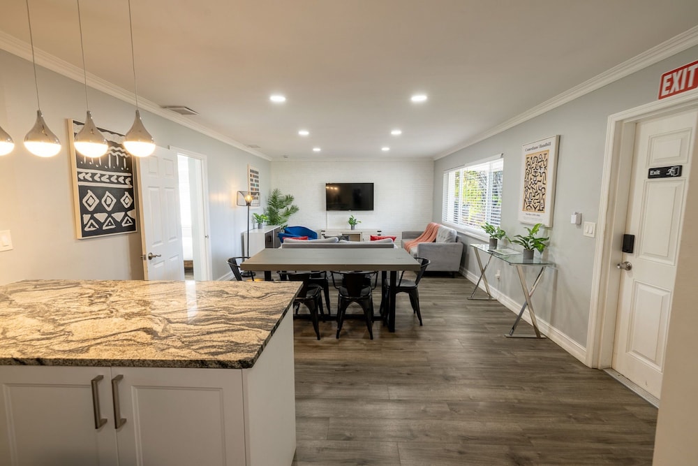 Relax Unwind 4BR Home w Pool in Hollywood