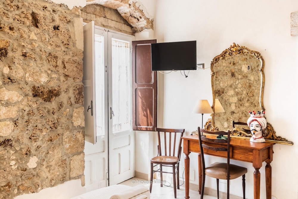 Golden Stone in Noto view 4
