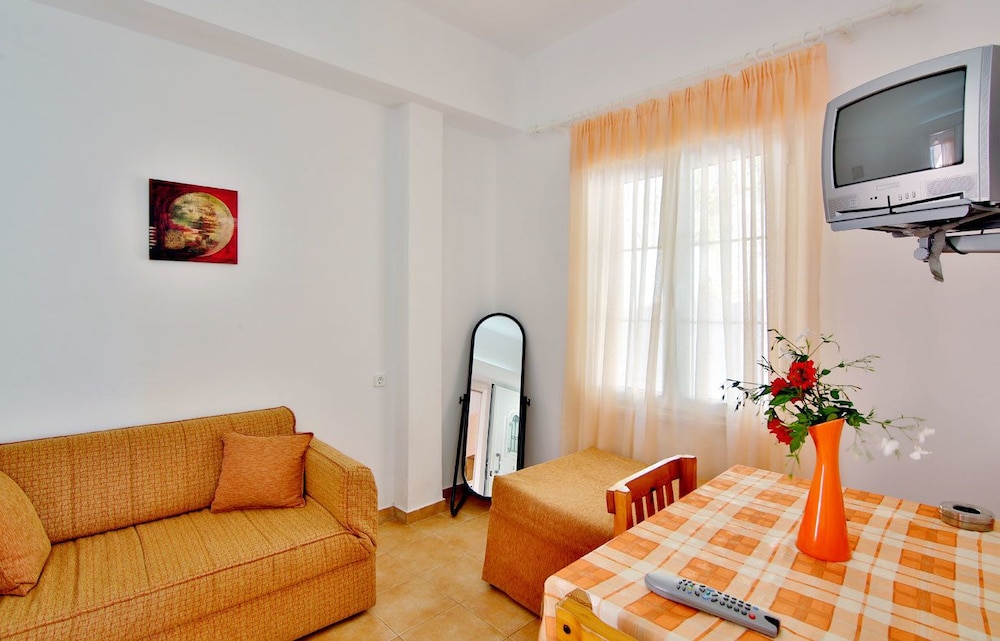 Isadora Apartments