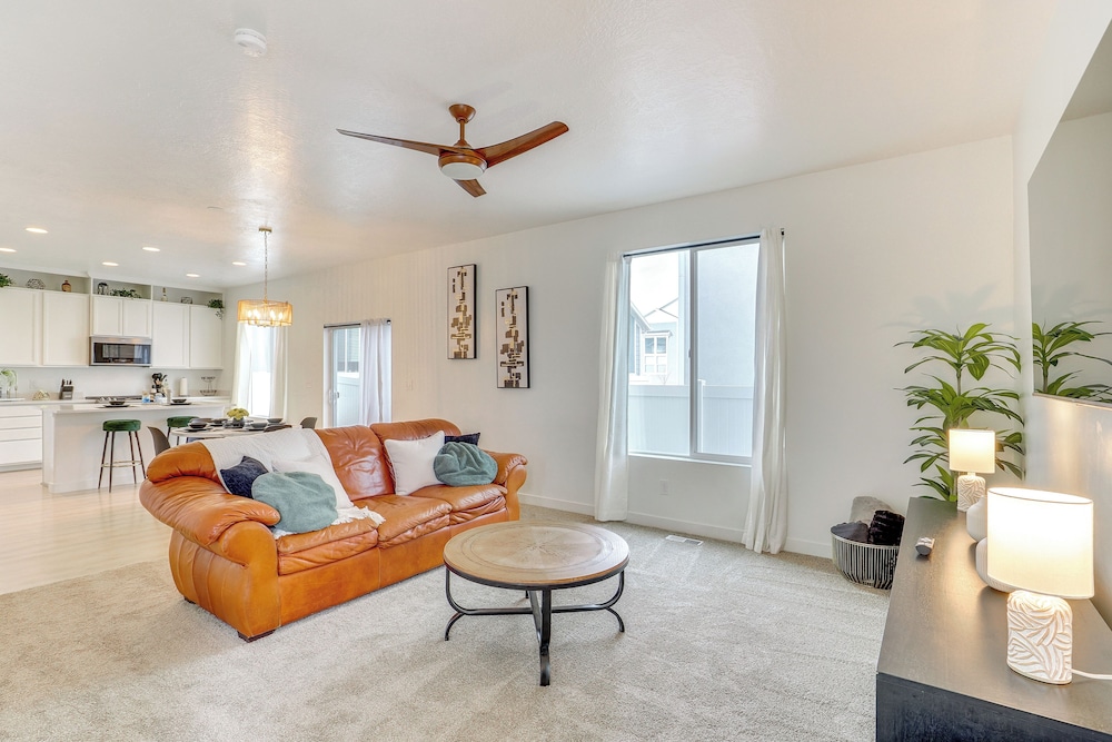 4 Mi to Zions Bank Stadium: Sleek Herriman Retreat