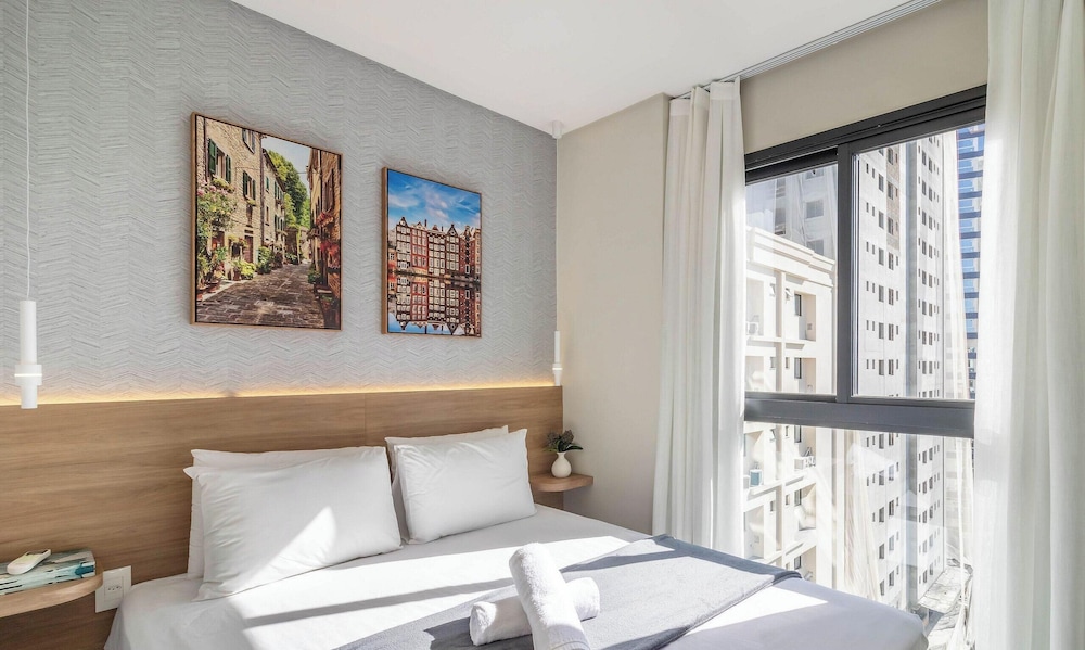 Your Exclusive Stay Just Steps From the sea in Meia Praia - FFS II