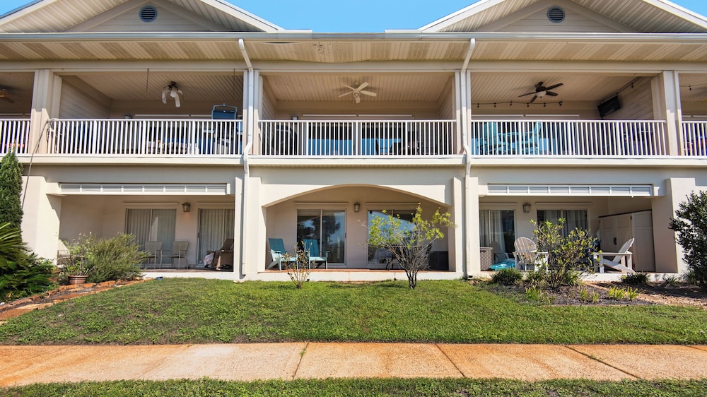 .2 Miles From Beach, Bright and Modern Townhome, 3bd, 3bth view 4