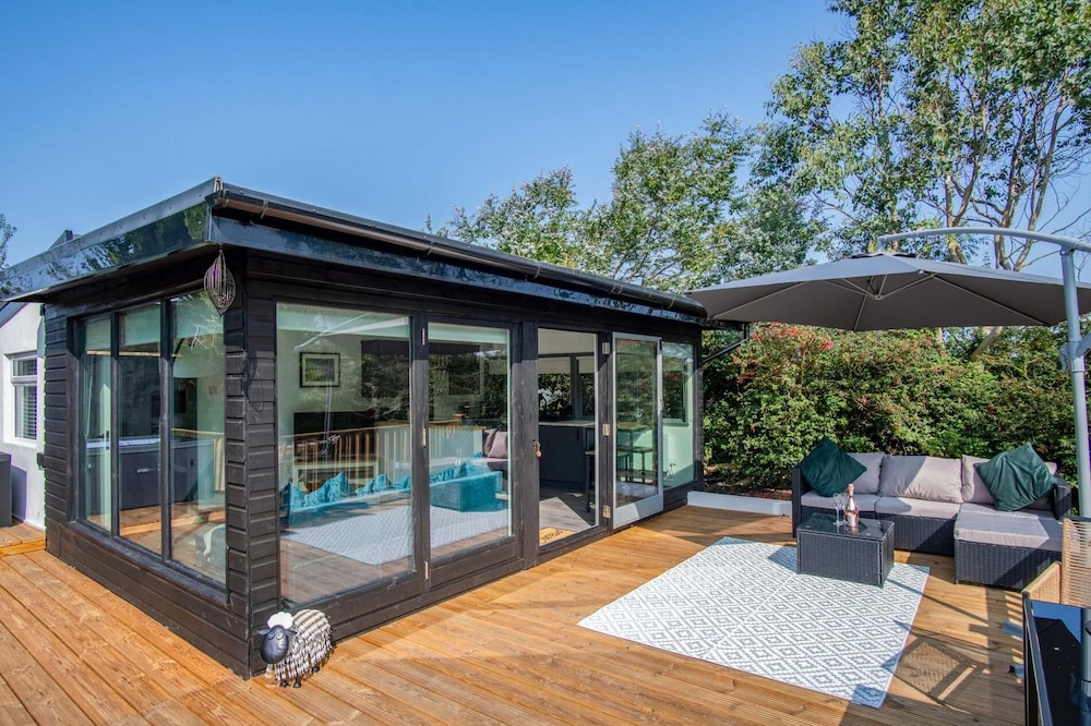 Cedars Lodge - Hot Tub - Penally - Tenby