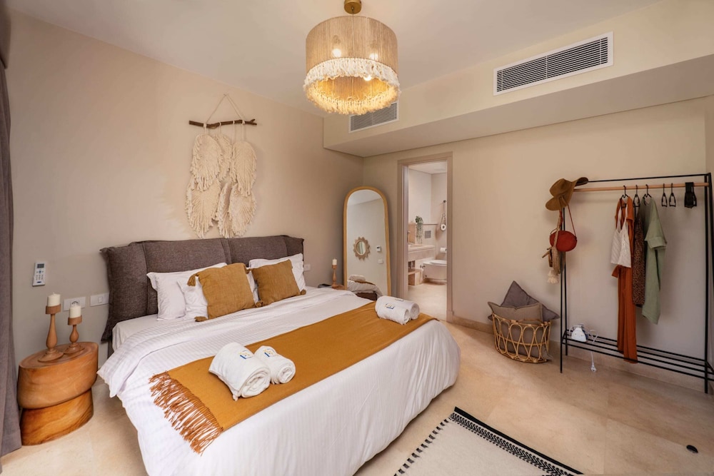 Xuru Stays I Exotic 1bdr w/ Outdoor Terrace Pool & Beach Access