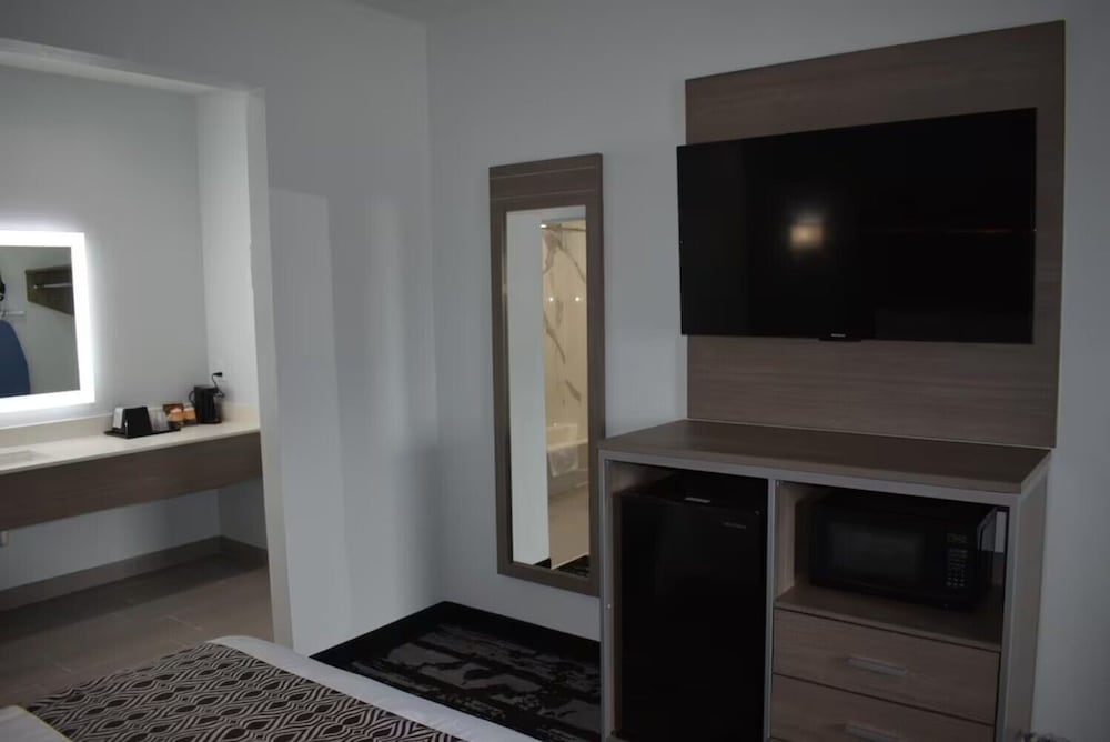 Hotel Royale IAH Airport North Houston I-45