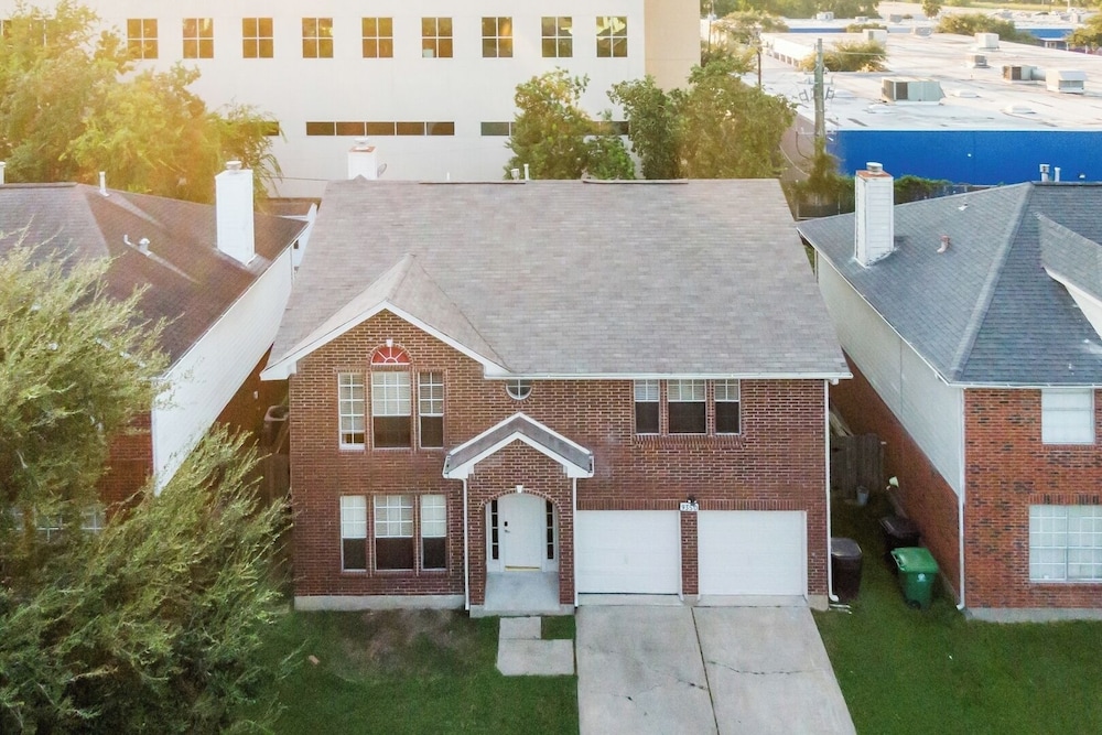 Pet-friendly 3BR Near First Colony Mall