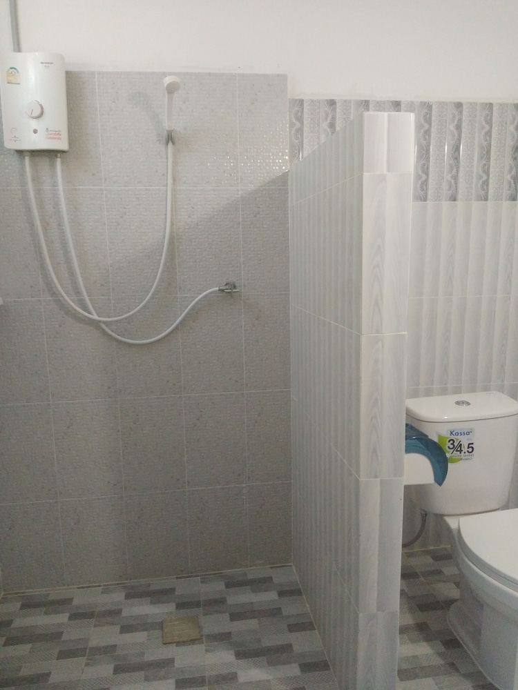 Chomlay Restaurant & Room for Rent