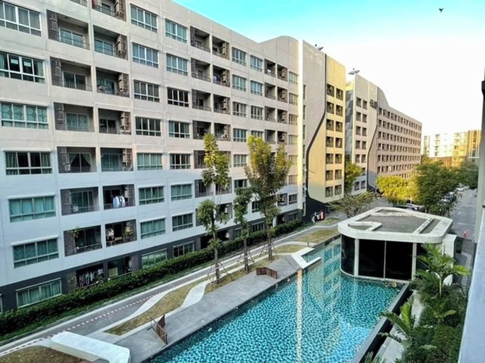 Modern Bangkok Apartment With Pool & Fitness