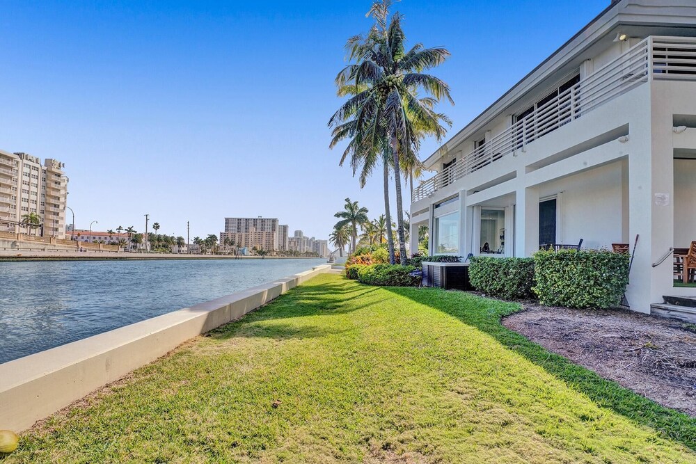 Intercostal beauty with heated pool + Spa!