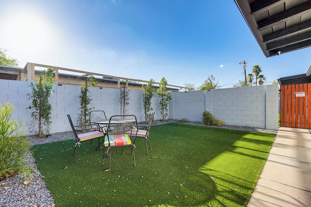 ~ 4 Mi to Old Town Scottsdale: Tempe Duplex view 2