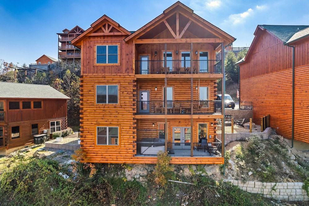 All Fun & Games by Avantstay Indoor Pool, Game Room, Theater, Mountain Views Near Pigeon Forge & Dollywood