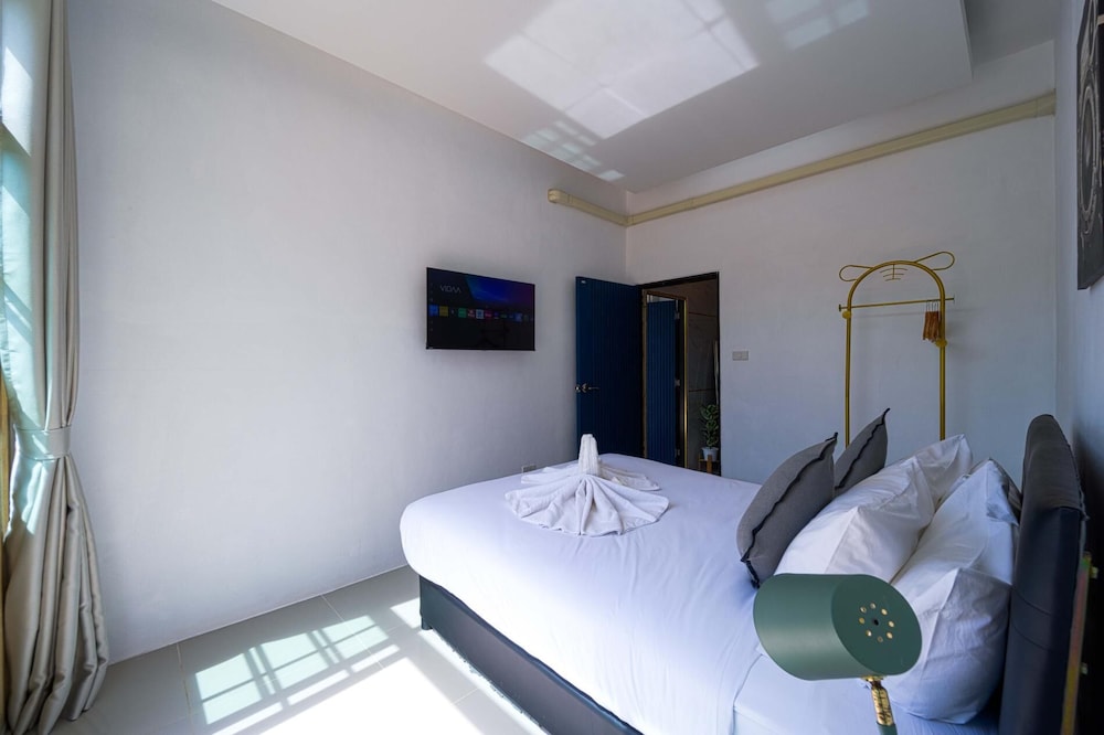 Beautiful 4-Bedroom Pool Villa BL9