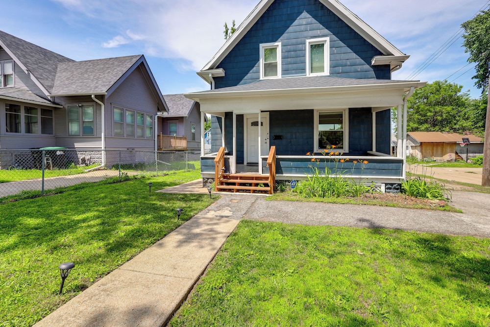 4 Mi to Dtwn Omaha: Spacious Home w/ Fenced Yard!