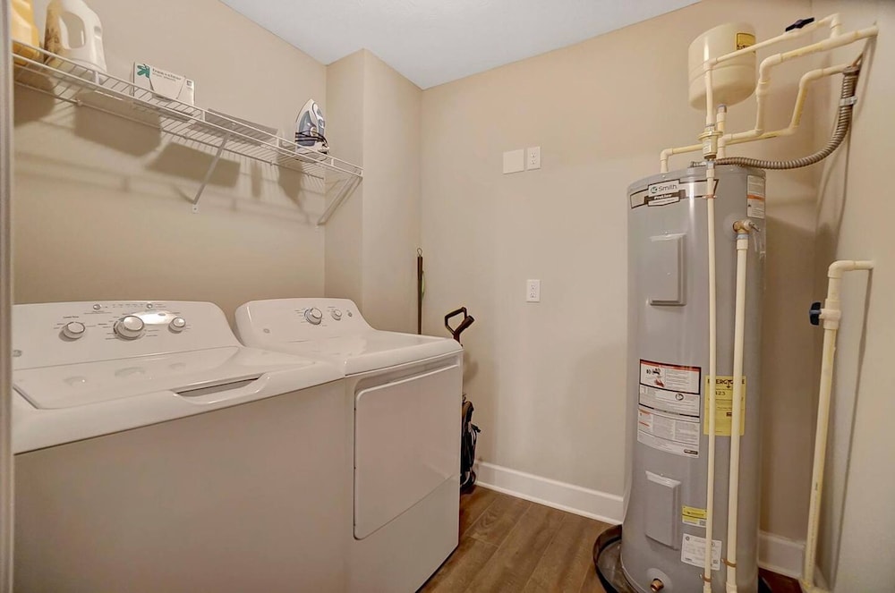 King Bed Top Floor Washer Dryer Balcony Wifi
