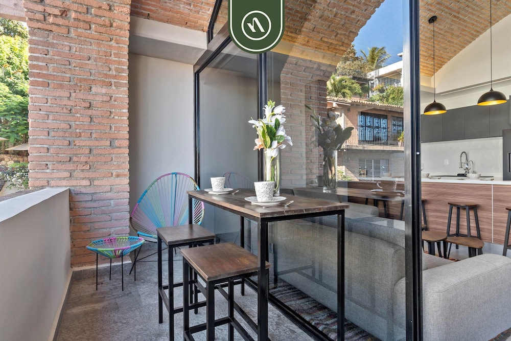 Restored Historic 2 BR Condo in Downtown - Pool