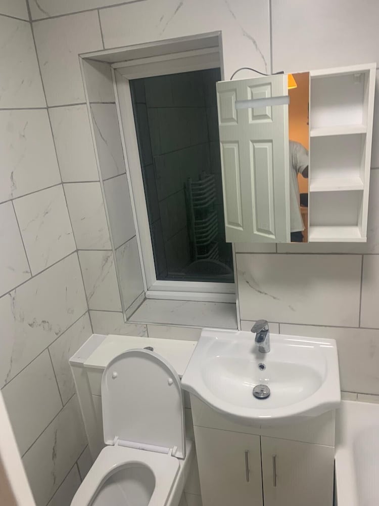2 Bedroom House - Sleeps 5 - Free Parking, Wifi