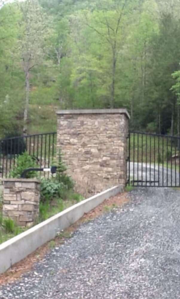 Spectacular 4BR Mountain Home Sleeps 12