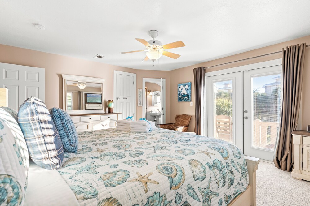 Just Beachy 3BR Dog-friendly Townhouse Near Beaches & Attractions!