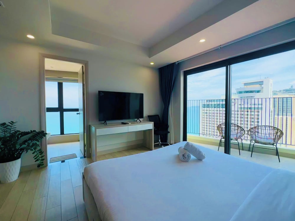 Gold Coast Balcony Serviced Apartment
