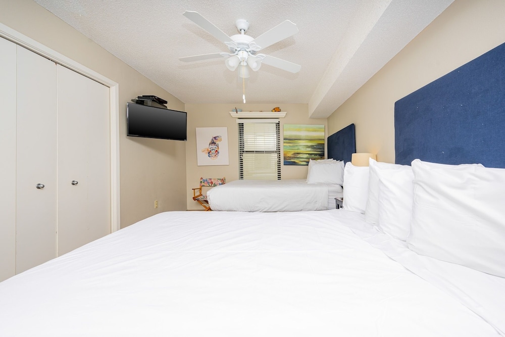 Phoenix Iii 3021 3 Bedroom Condo