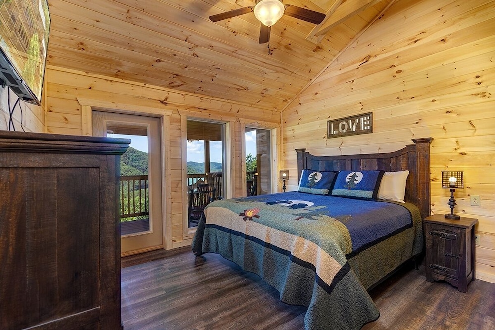Bee Chillin Bear Inn - 7 Bedrooms, 7 Baths, Sleeps 26 7 Cabin by RedAwning view 2