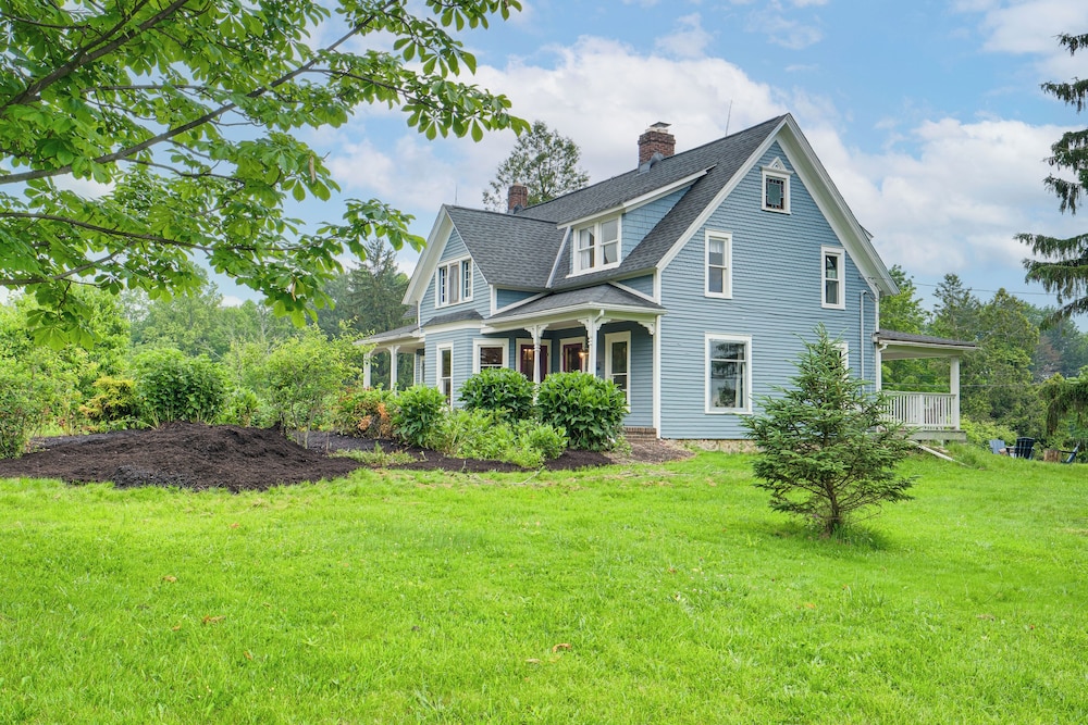 2 Mi to Chardon Square: Spacious Farmhouse