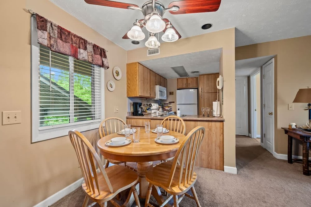 Hot Tub Heated Pool Mountain Views Sleeps 6