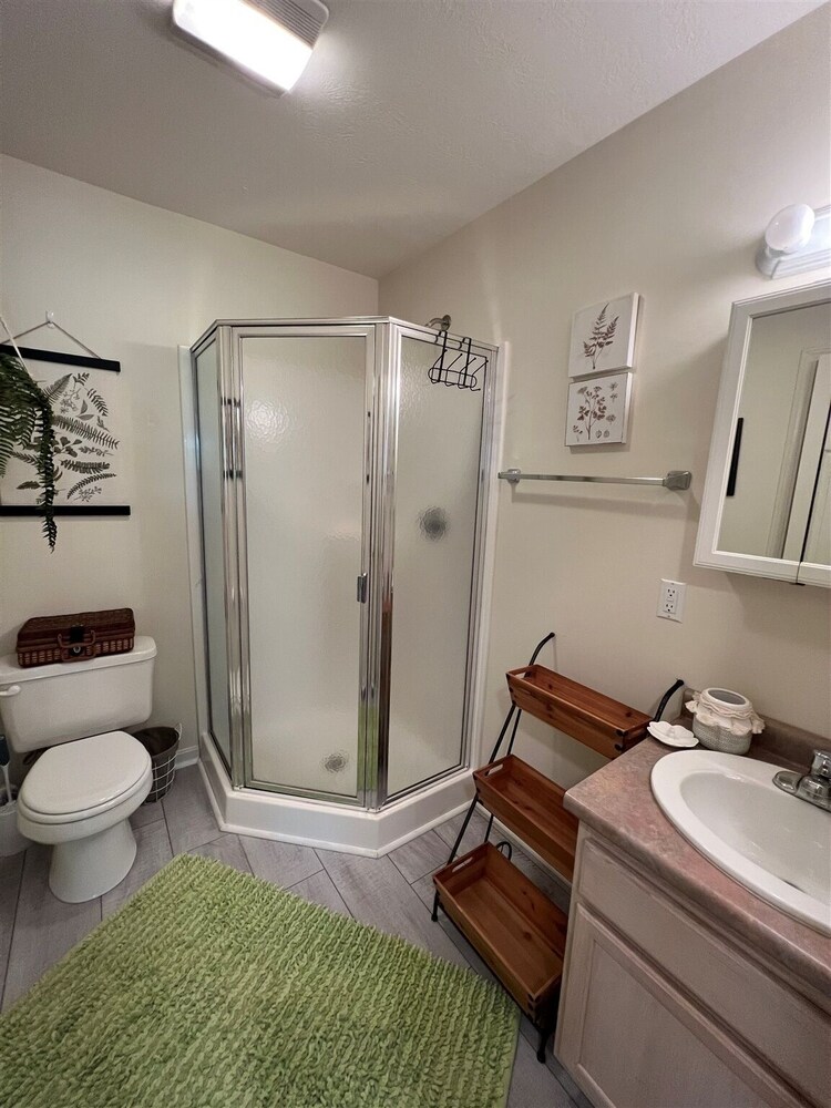 Owls Nest-limit 6 2 Bedroom Home by RedAwning view 3