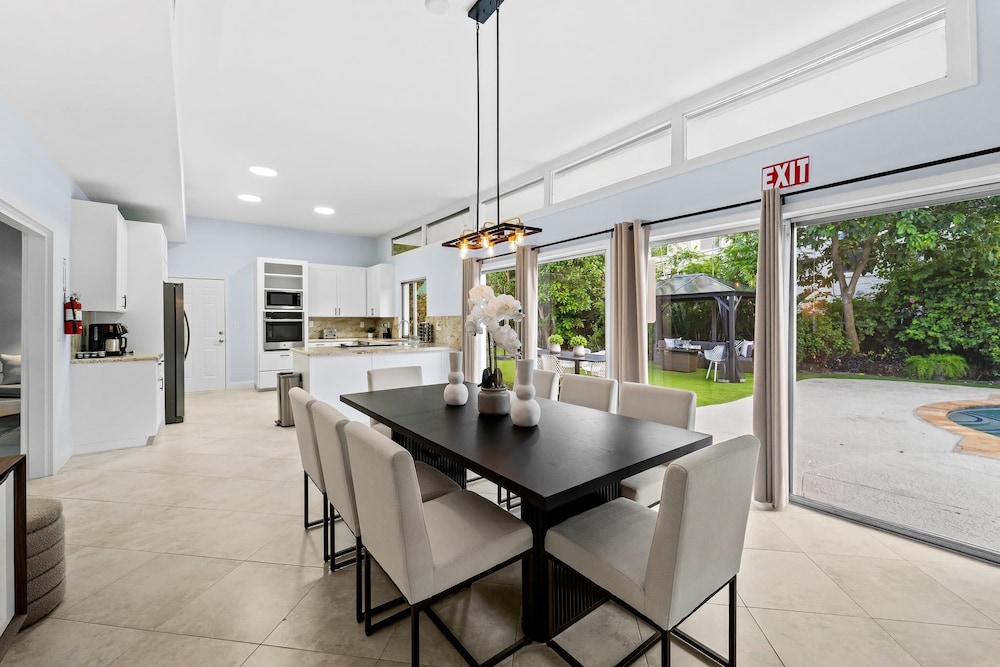 4BR Intracoastal Retreat With Pool, Games & More!