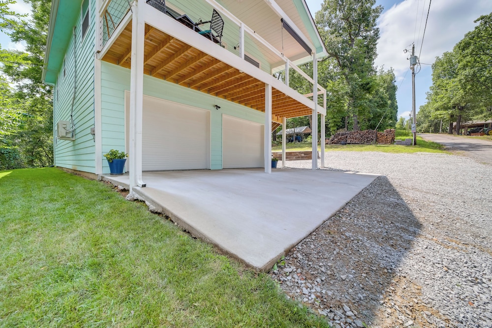 Grand Lake Cottage w/ Hot Tub in Eucha view 2