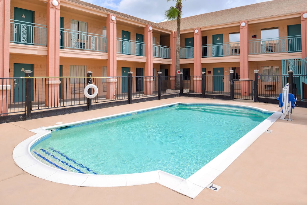 Americas Best Value Inn Clute Lake Jackson - Property Image 9