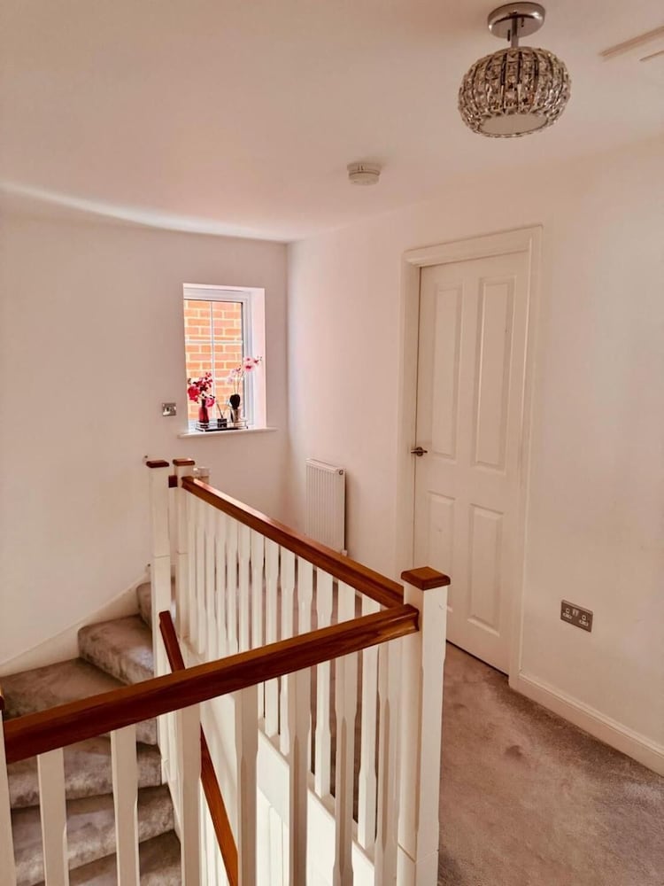 High END Spacious 4 Bed House - Free Parking