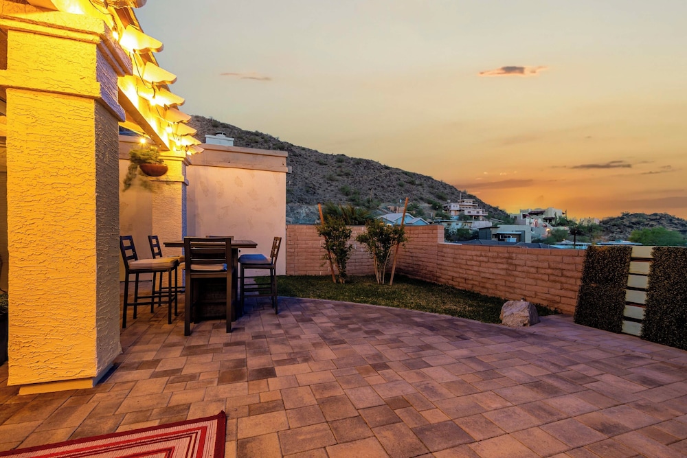 Mtn & City Views: Stunning Villa in Phoenix!